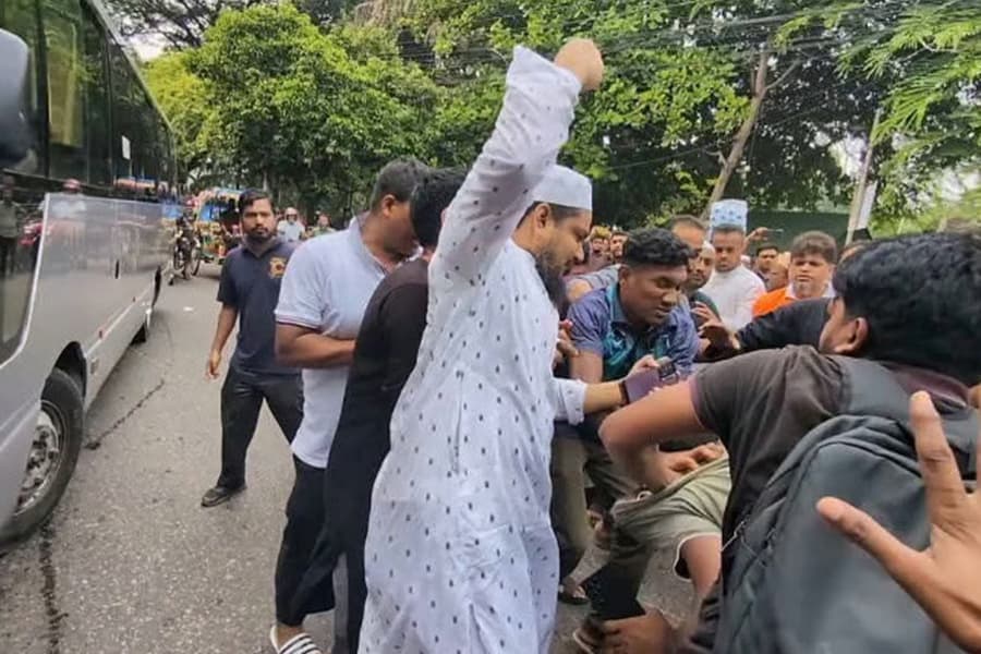 Jamaat activists accused of beating journalist in Dhaka