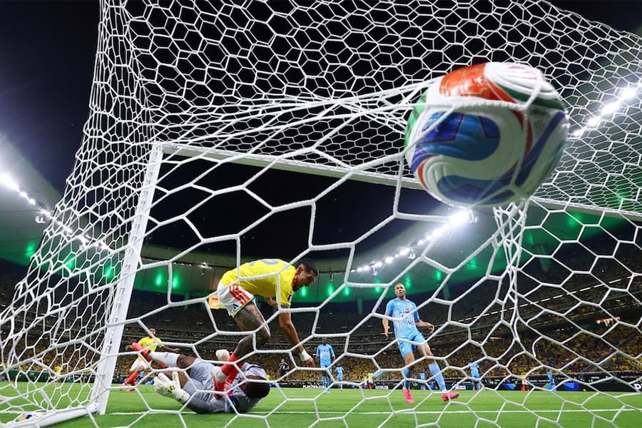 Munoz strike sends Colombia into World Cup knockouts