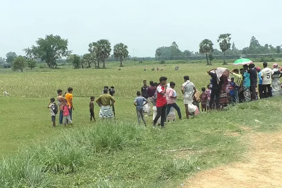 BSF ‘takes back’ nine people from zero line at Naogaon border