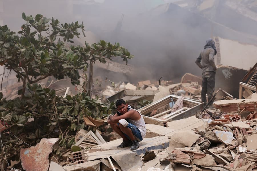 Venezuela quake toll tops 900, search intensifies for hundreds trapped