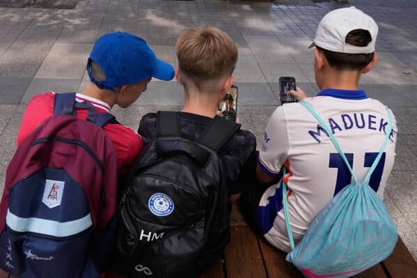 Australia plans to strengthen laws banning children from social media