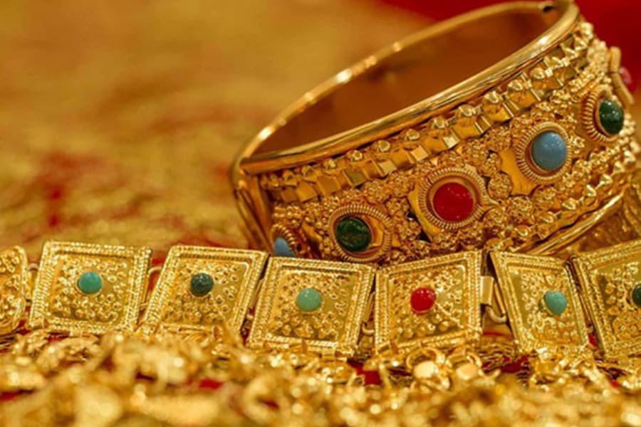 Gold prices rise after two consecutive cuts