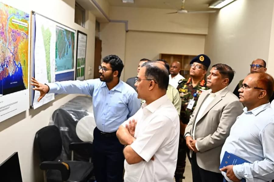PM makes surprise visit to SPARRSO, calls for modern space research institution
