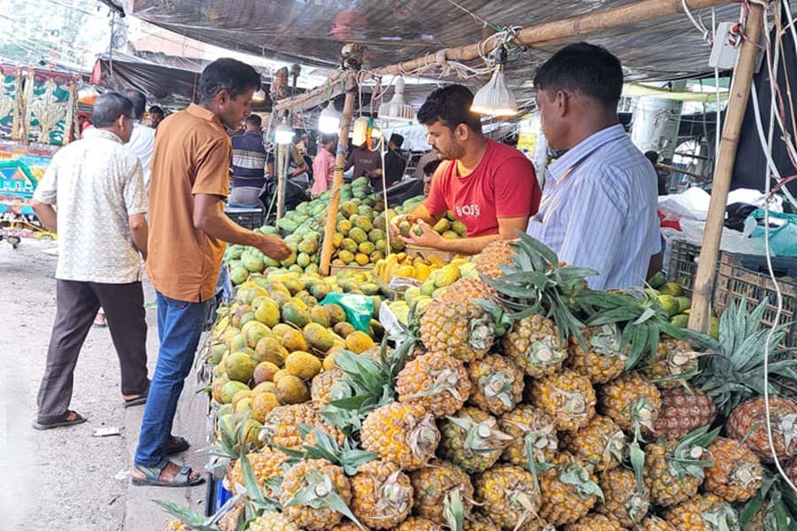 Gopalganj mkts brim with summer fruits; but they are too pricey