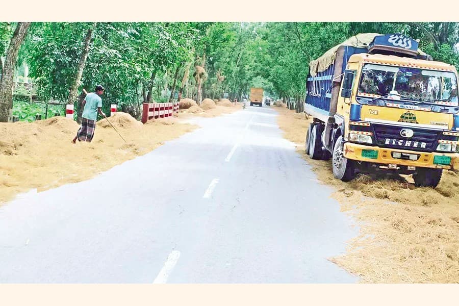 Crop drying puts Rangpur roads in perilous states