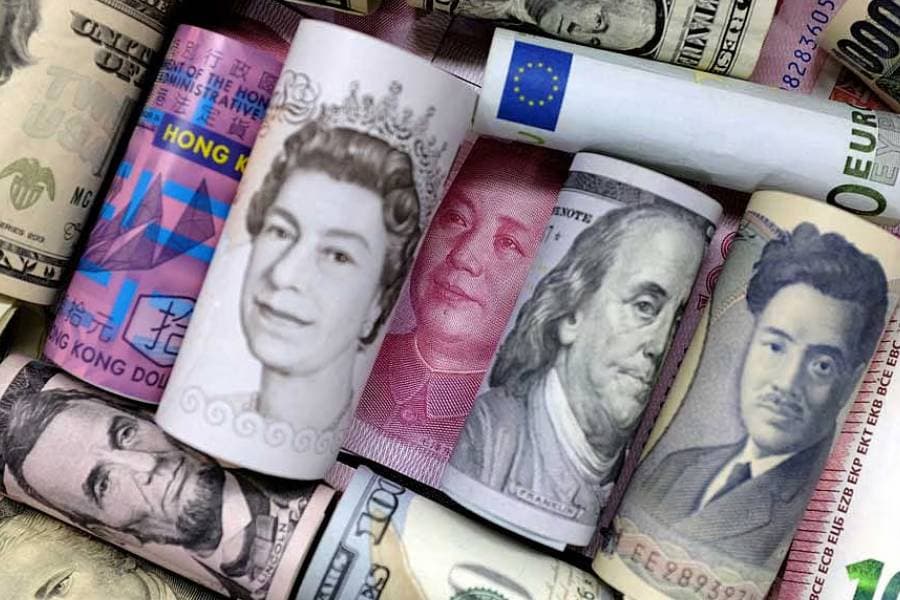 Dollar pushes higher, yen sinks to 40-year low