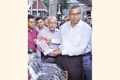 BB governor promotes Bangla QR