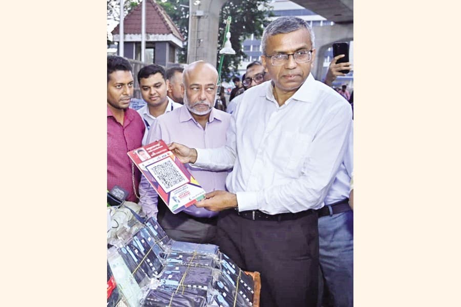 BB governor promotes Bangla QR