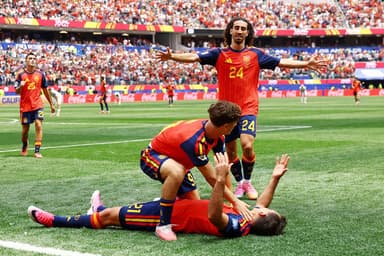 Spain outclass Austria 3-0 to ease into World Cup last 16