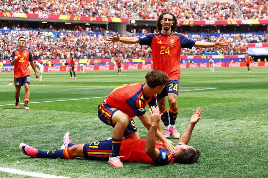 Improving Spain outclass Austria 3-0 to ease into World Cup last 16