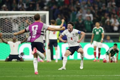 Ten-man England beat Mexico in five-goal thriller