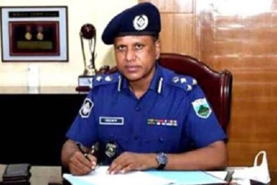 সাবেক ডিআইজি আব্দুল বাতেন ও তার স্ত্রীর দেশত্যাগে নিষেধাজ্ঞা