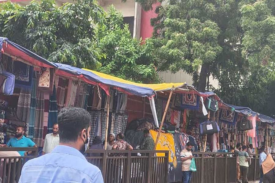 Weeks after crackdown, hawkers reclaim Dhaka's pavements as 'management' falls short